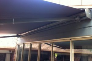 retractable arm awning